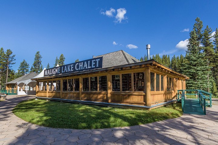 Naturskøn bådtur på Maligne Lake, Jasper National Park, Canada, med Spirit Island og bjergudsigt, foto 8 | wizardtrip