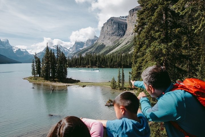 Naturskøn bådtur på Maligne Lake, Jasper National Park, Canada, med Spirit Island og bjergudsigt, foto 9 | wizardtrip