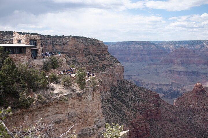 En guidet tur til Grand Canyons South Rim, der viser udsigtspunkter og historiske bygninger, foto 11 | wizardtrip