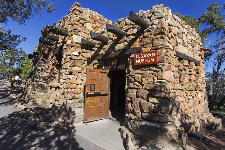 En guidet tur til Grand Canyons South Rim, der viser udsigtspunkter og historiske bygninger, foto 13 | wizardtrip