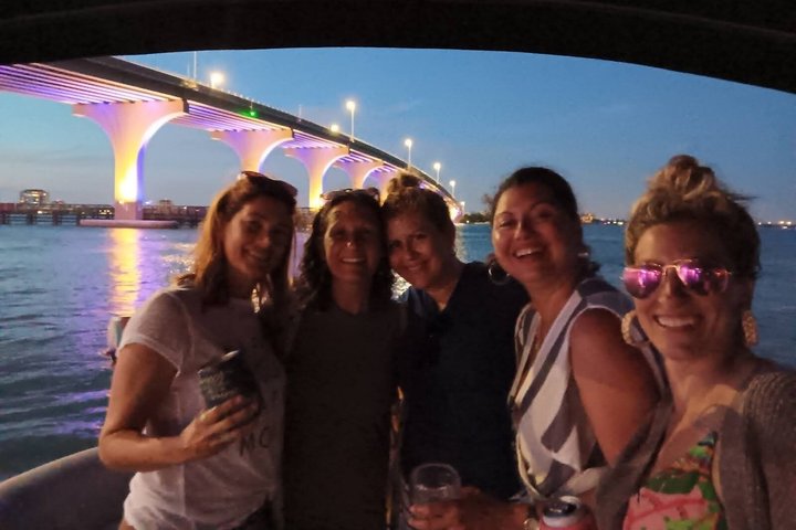 Disfruta de un tour en barco semiprivado al atardecer en St. Petersburg, Florida, con vistas a mansiones y delfines, foto 13 | wizardtrip