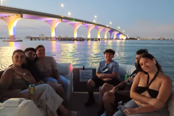 Disfruta de un tour en barco semiprivado al atardecer en St. Petersburg, Florida, con vistas a mansiones y delfines, foto 14 | wizardtrip