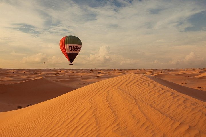Luxuriöser Heißluftballonflug über der Dubai-Wüste bei Sonnenaufgang mit Gourmet-Frühstück, Foto 9 | wizardtrip