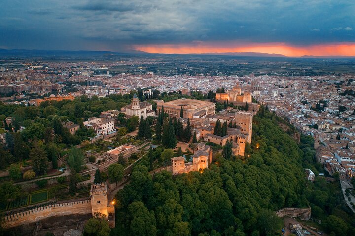 Alhambra en Nasrid Paleizen Privé Tour Zonder Wachten | wizardtrip