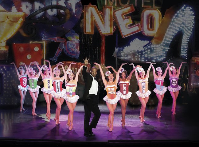 Espetáculo de palco com cantores e showgirls em Las Vegas, foto 8 | wizardtrip