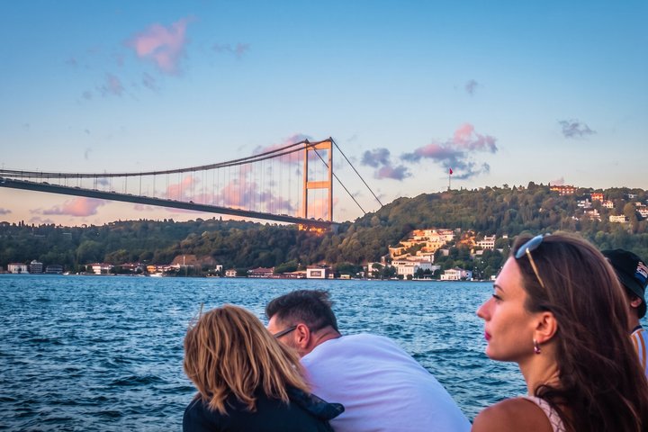 宮殿、橋、スカイラインの景色を望むイスタンブールのボスポラス海峡クルーズ、写真21 | wizardtrip