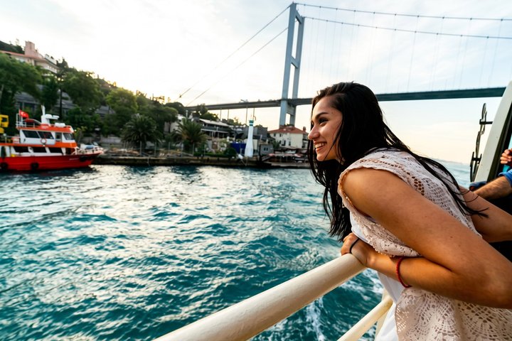 宮殿、橋、スカイラインの景色を望むイスタンブールのボスポラス海峡クルーズ、写真22 | wizardtrip