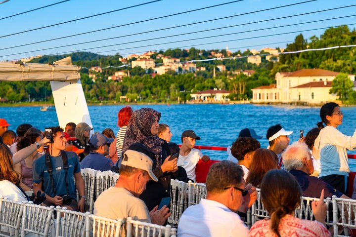 宮殿、橋、スカイラインの景色を望むイスタンブールのボスポラス海峡クルーズ、写真29 | wizardtrip