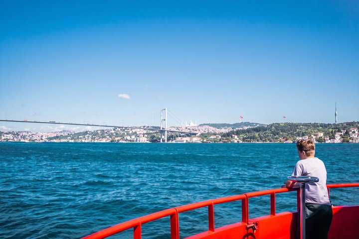 宮殿、橋、スカイラインの景色を望むイスタンブールのボスポラス海峡クルーズ、写真42 | wizardtrip