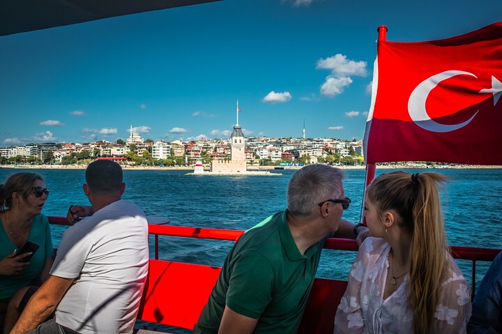 Naturskjønn Bosporos-cruise i Istanbul, som viser europeiske og asiatiske landemerker fra vannet, foto 6 | wizardtrip