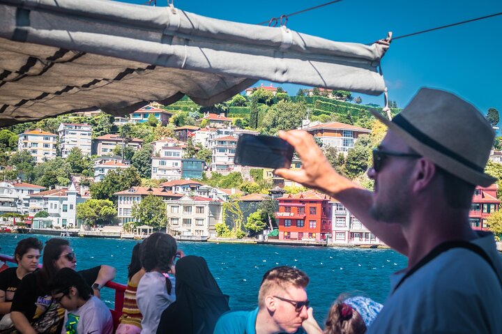 Naturskjønn Bosporos-cruise i Istanbul, som viser europeiske og asiatiske landemerker fra vannet, foto 8 | wizardtrip