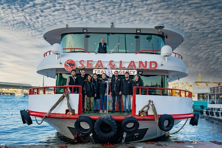 Naturskjønn Bosporos-cruise i Istanbul, som viser europeiske og asiatiske landemerker fra vannet, foto 9 | wizardtrip