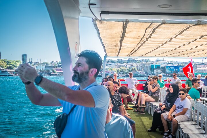 Naturskjønn Bosporos-cruise i Istanbul, som viser europeiske og asiatiske landemerker fra vannet, foto 10 | wizardtrip