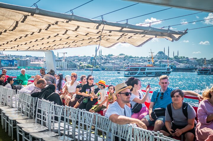 Naturskjønn Bosporos-cruise i Istanbul, som viser europeiske og asiatiske landemerker fra vannet, foto 11 | wizardtrip