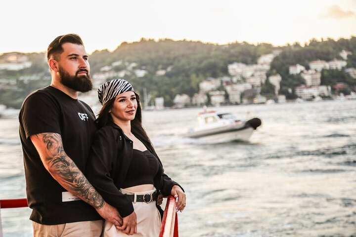 Naturskjønn Bosporos-cruise i Istanbul, som viser europeiske og asiatiske landemerker fra vannet, foto 12 | wizardtrip