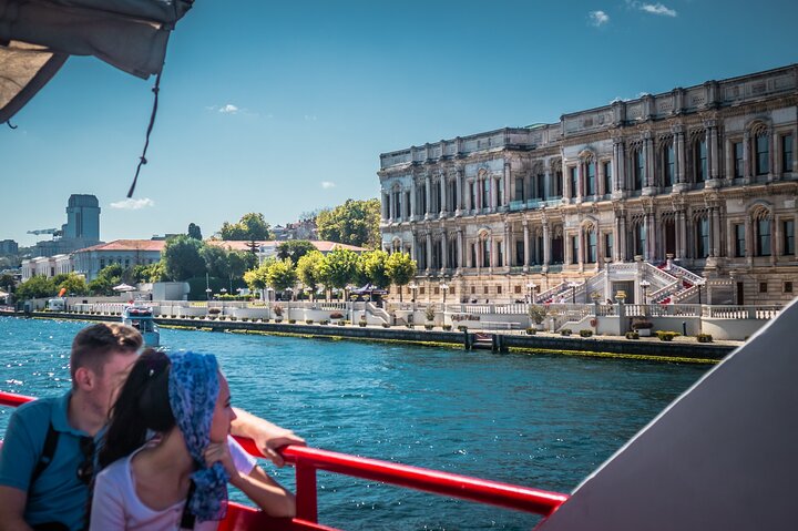 Naturskjønn Bosporos-cruise i Istanbul, som viser europeiske og asiatiske landemerker fra vannet, foto 13 | wizardtrip