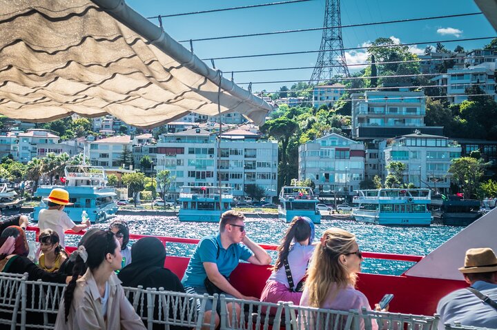 Naturskjønn Bosporos-cruise i Istanbul, som viser europeiske og asiatiske landemerker fra vannet, foto 14 | wizardtrip