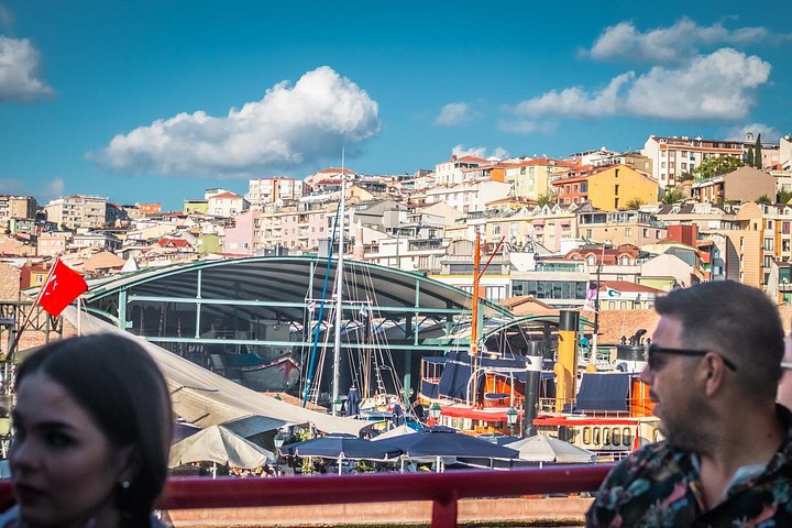 Naturskjønn Bosporos-cruise i Istanbul, som viser europeiske og asiatiske landemerker fra vannet, foto 15 | wizardtrip