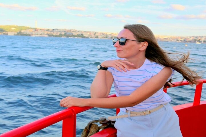 Naturskjønn Bosporos-cruise i Istanbul, som viser europeiske og asiatiske landemerker fra vannet, foto 16 | wizardtrip