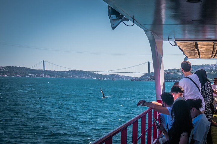 Naturskjønn Bosporos-cruise i Istanbul, som viser europeiske og asiatiske landemerker fra vannet, foto 17 | wizardtrip