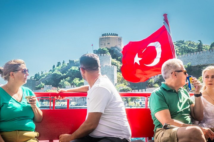 Naturskjønn Bosporos-cruise i Istanbul, som viser europeiske og asiatiske landemerker fra vannet, foto 18 | wizardtrip