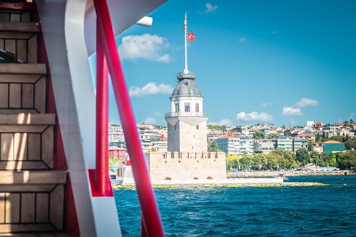 Naturskjønn Bosporos-cruise i Istanbul, som viser europeiske og asiatiske landemerker fra vannet, foto 19 | wizardtrip
