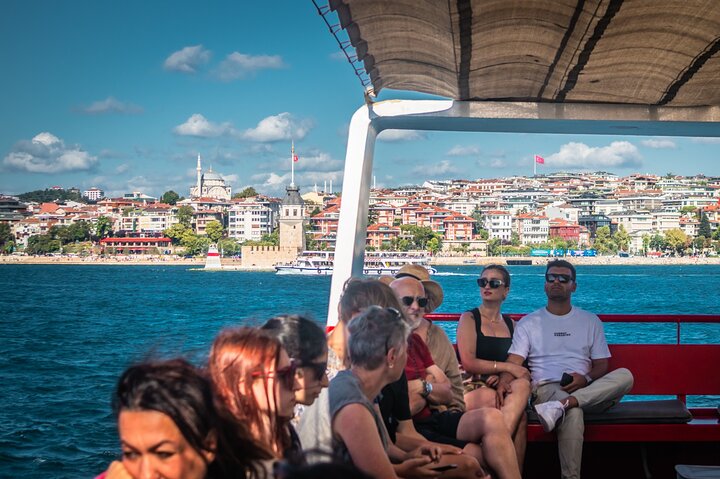 Naturskjønn Bosporos-cruise i Istanbul, som viser europeiske og asiatiske landemerker fra vannet, foto 20 | wizardtrip