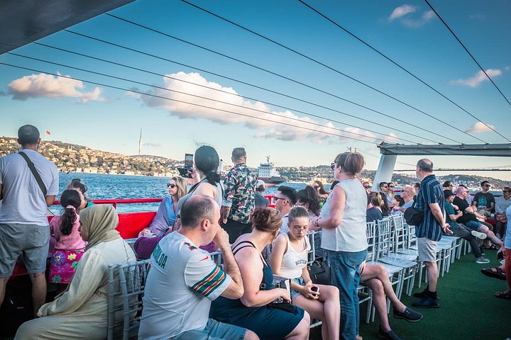 Naturskjønn Bosporos-cruise i Istanbul, som viser europeiske og asiatiske landemerker fra vannet, foto 23 | wizardtrip
