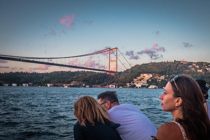 Naturskjønn Bosporos-cruise i Istanbul, som viser europeiske og asiatiske landemerker fra vannet, foto 25 | wizardtrip