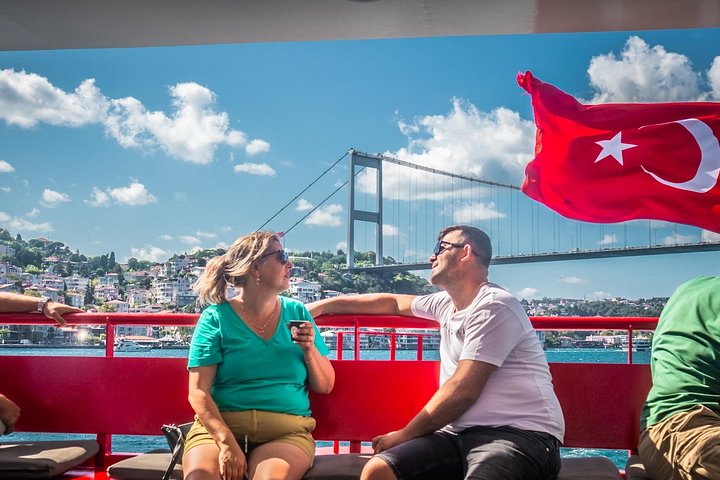 Naturskjønn Bosporos-cruise i Istanbul, som viser europeiske og asiatiske landemerker fra vannet, foto 26 | wizardtrip