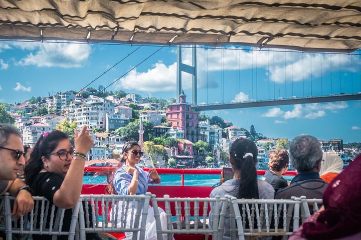 Naturskjønn Bosporos-cruise i Istanbul, som viser europeiske og asiatiske landemerker fra vannet, foto 27 | wizardtrip