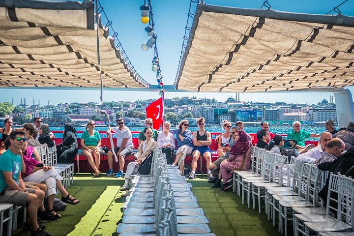 Naturskjønn Bosporos-cruise i Istanbul, som viser europeiske og asiatiske landemerker fra vannet, foto 29 | wizardtrip