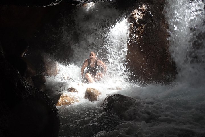 Randonnée aventure privée vers la magnifique cascade La Leona au Guanacaste, Costa Rica, avec forêts luxuriantes et formations géologiques uniques, photo 9 | wizardtrip