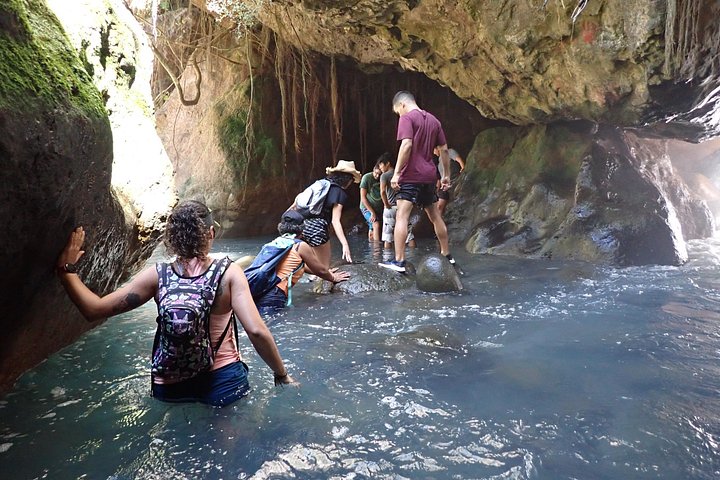 Randonnée aventure privée vers la magnifique cascade La Leona au Guanacaste, Costa Rica, avec forêts luxuriantes et formations géologiques uniques, photo 12 | wizardtrip