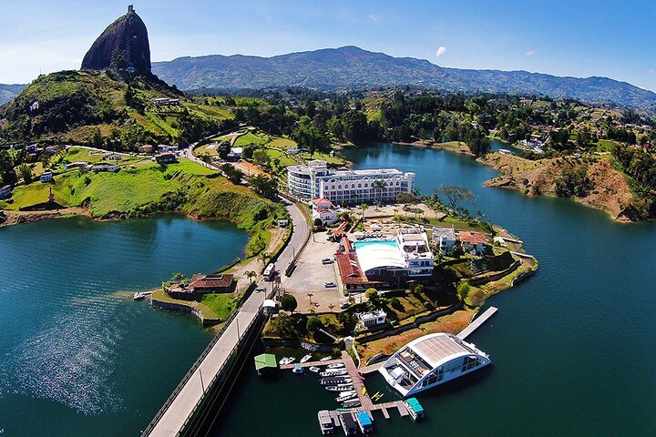 Excursion d'une journée à Guatapé, Colombie, avec la Pierre d'El Peñol, le village coloré et la balade en bateau, photo 7 | wizardtrip