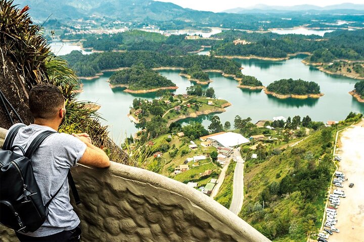 Excursion d'une journée à Guatapé, Colombie, avec la Pierre d'El Peñol, le village coloré et la balade en bateau, photo 9 | wizardtrip