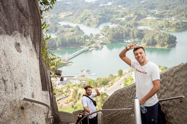 Excursion d'une journée à Guatapé, Colombie, avec la Pierre d'El Peñol, le village coloré et la balade en bateau, photo 11 | wizardtrip