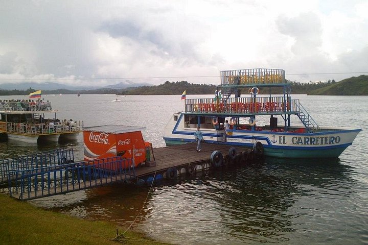 Excursion d'une journée à Guatapé, Colombie, avec la Pierre d'El Peñol, le village coloré et la balade en bateau, photo 12 | wizardtrip