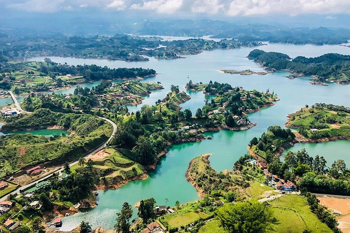 Excursion d'une journée à Guatapé, Colombie, avec la Pierre d'El Peñol, le village coloré et la balade en bateau, photo 15 | wizardtrip