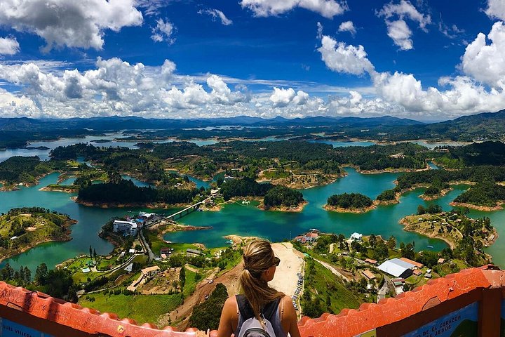 Excursion d'une journée à Guatapé, Colombie, avec la Pierre d'El Peñol, le village coloré et la balade en bateau, photo 18 | wizardtrip