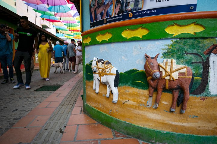 Explorez les rues colorées de Guatapé, l'emblématique Pierre du Peñol et l'Hacienda La Manuela lors d'une excursion en bus thématique depuis Medellín, photo 11 | wizardtrip