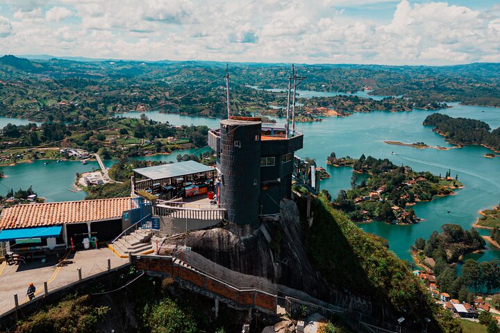 Explorez les rues colorées de Guatapé, l'emblématique Pierre du Peñol et l'Hacienda La Manuela lors d'une excursion en bus thématique depuis Medellín, photo 13 | wizardtrip