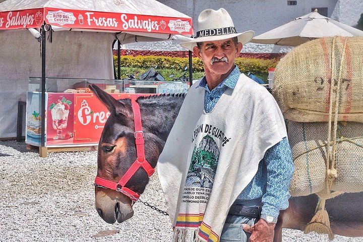 Explorez les rues colorées de Guatapé, l'emblématique Pierre du Peñol et l'Hacienda La Manuela lors d'une excursion en bus thématique depuis Medellín, photo 18 | wizardtrip