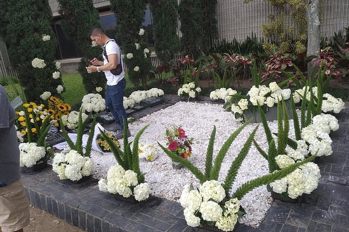 Tour of Pablo Escobar's historical sites in Medellin, Colombia, including museums and memorials, photo 12 | wizardtrip