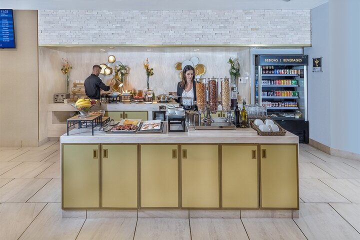 Rilassati in una lussuosa lounge aeroportuale con cibo, bevande e servizi prima del tuo volo, foto 22 | wizardtrip