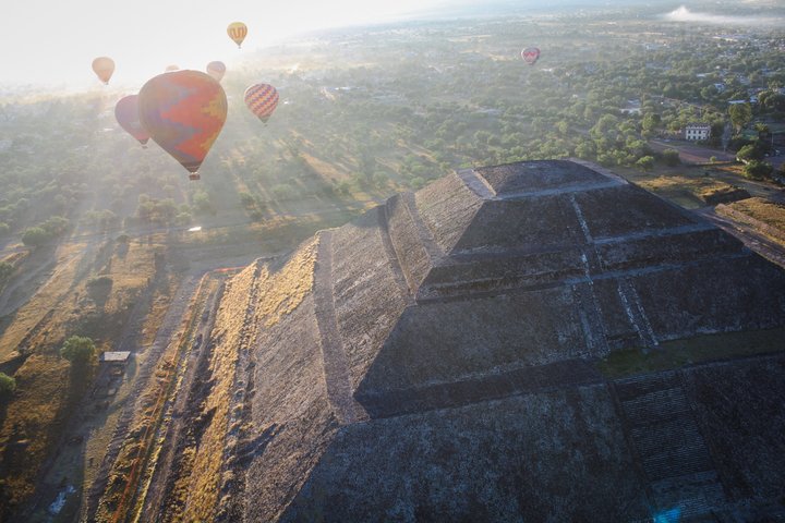 メキシコシティ、日の出のテオティワカン遺跡上空を飛ぶ熱気球、写真7 | wizardtrip