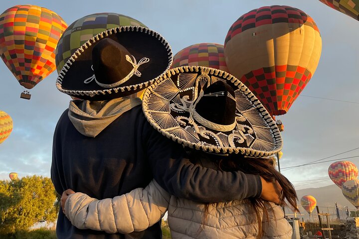 メキシコシティ、日の出のテオティワカン遺跡上空を飛ぶ熱気球、写真16 | wizardtrip