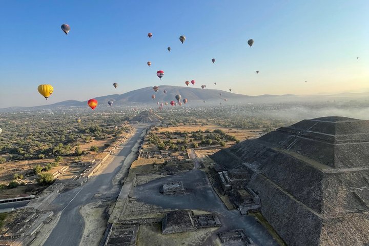 メキシコシティ、日の出のテオティワカン遺跡上空を飛ぶ熱気球、写真19 | wizardtrip