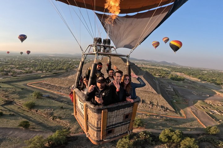 メキシコシティ、日の出のテオティワカン遺跡上空を飛ぶ熱気球、写真22 | wizardtrip