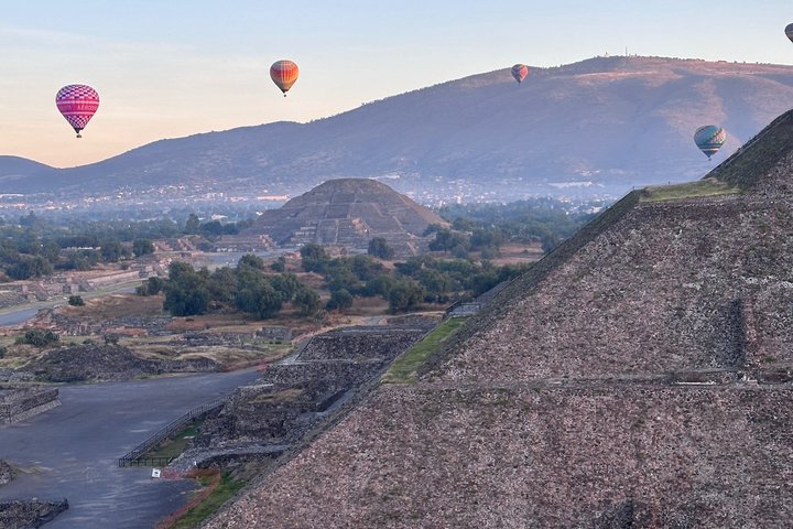 Vol en montgolfière au-dessus des pyramides de Teotihuacan au lever du soleil, Mexico, photo 6 | wizardtrip